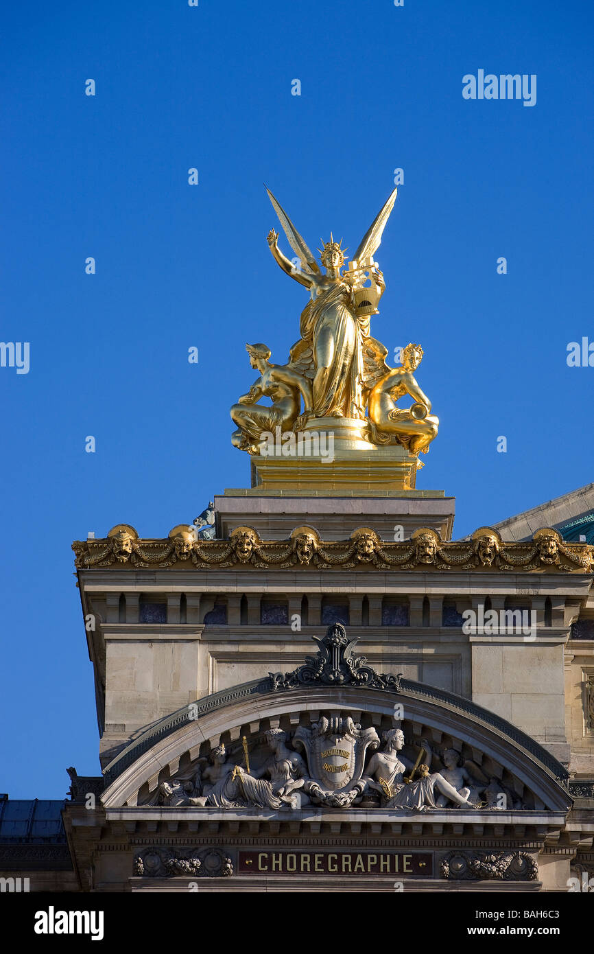 Francia, Parigi, dettaglio del tetto dell'Opera Garnier, la musa della poesia di Aime Millet Foto Stock