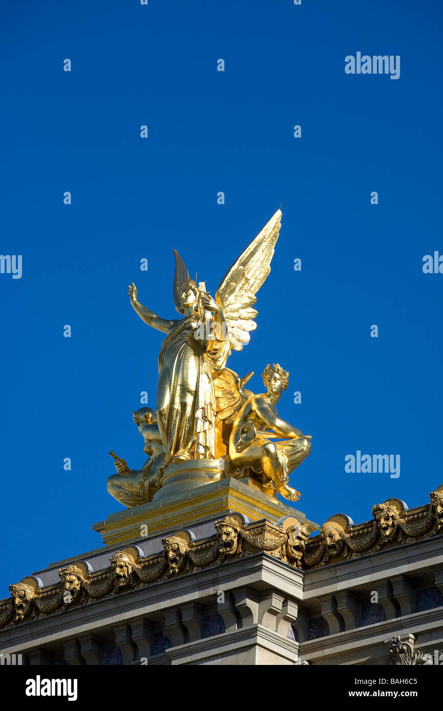 Francia, Parigi, dettaglio del tetto dell'Opera Garnier, la musa della poesia di Aime Millet Foto Stock