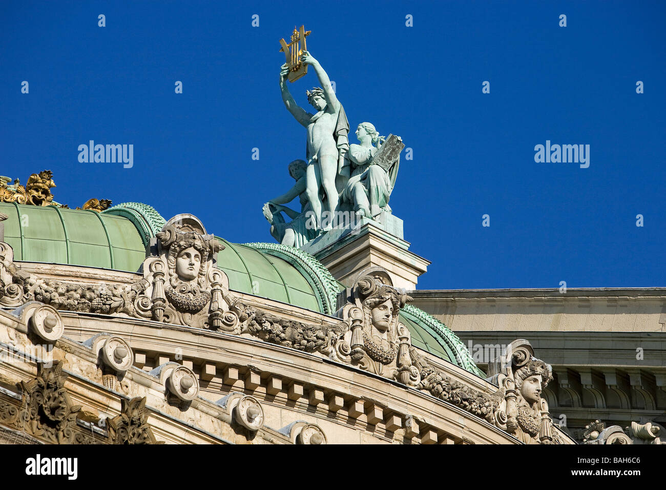Francia, Parigi, dettaglio del tetto dell'Opera Garnier, Apollo sollevando la sua lira di Aime Millet Foto Stock