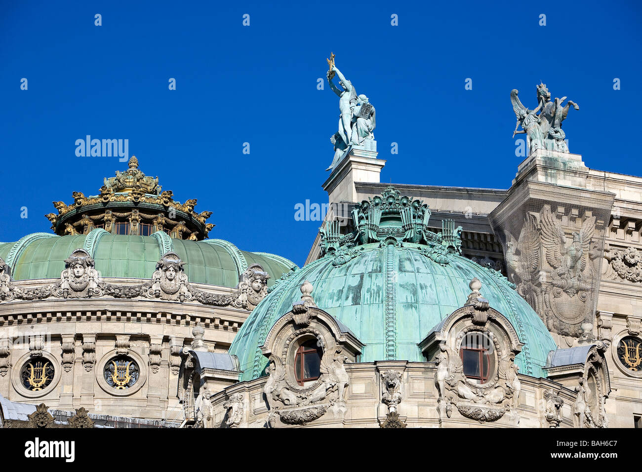 Francia, Parigi, dettaglio del tetto dell'Opera Garnier, a sinistra Apollo sollevando la sua lira di Aime Millet e Pegasus da Eugene Foto Stock