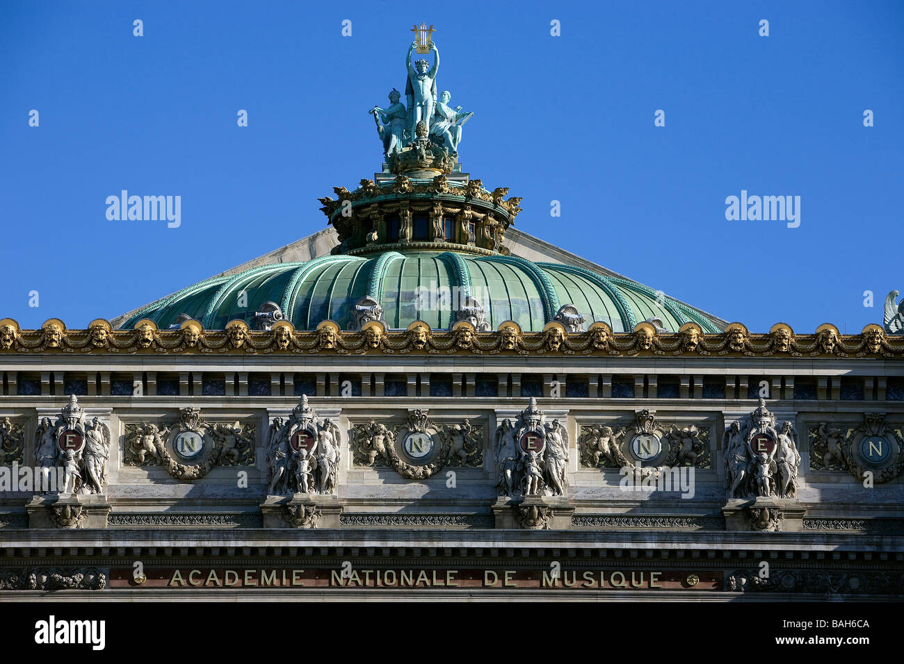 Francia, Parigi, dettaglio del tetto dell'Opera Garnier, Apollo sollevando la sua lira di Aime Millet Foto Stock