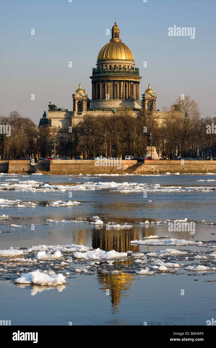 Vista di St Isaak cattedrale San Pietroburgo Russia riflesso nell'acqua del fiume Neva Foto Stock