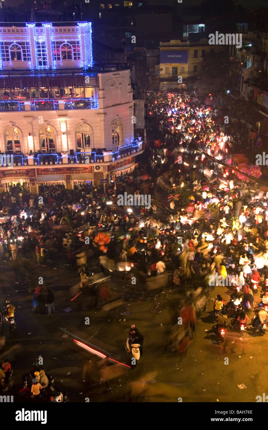 Una folla di gente che celebrare durante il Tet festeggiamenti nel centro storico di Hanoi, Vietnam Foto Stock