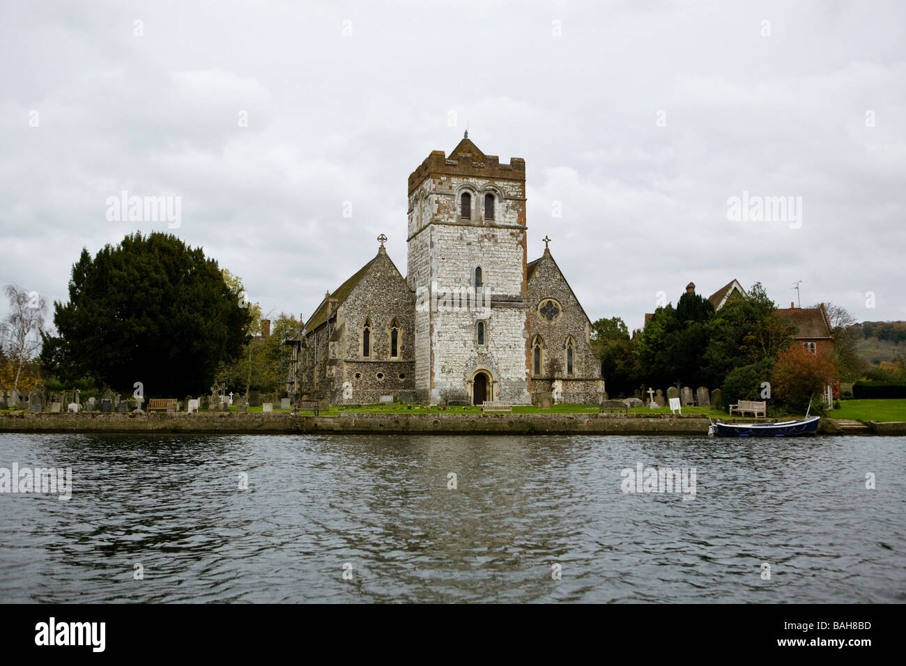 Abbazia di Bisham dal Tamigi Marlow Buckinghamshire GB Foto Stock