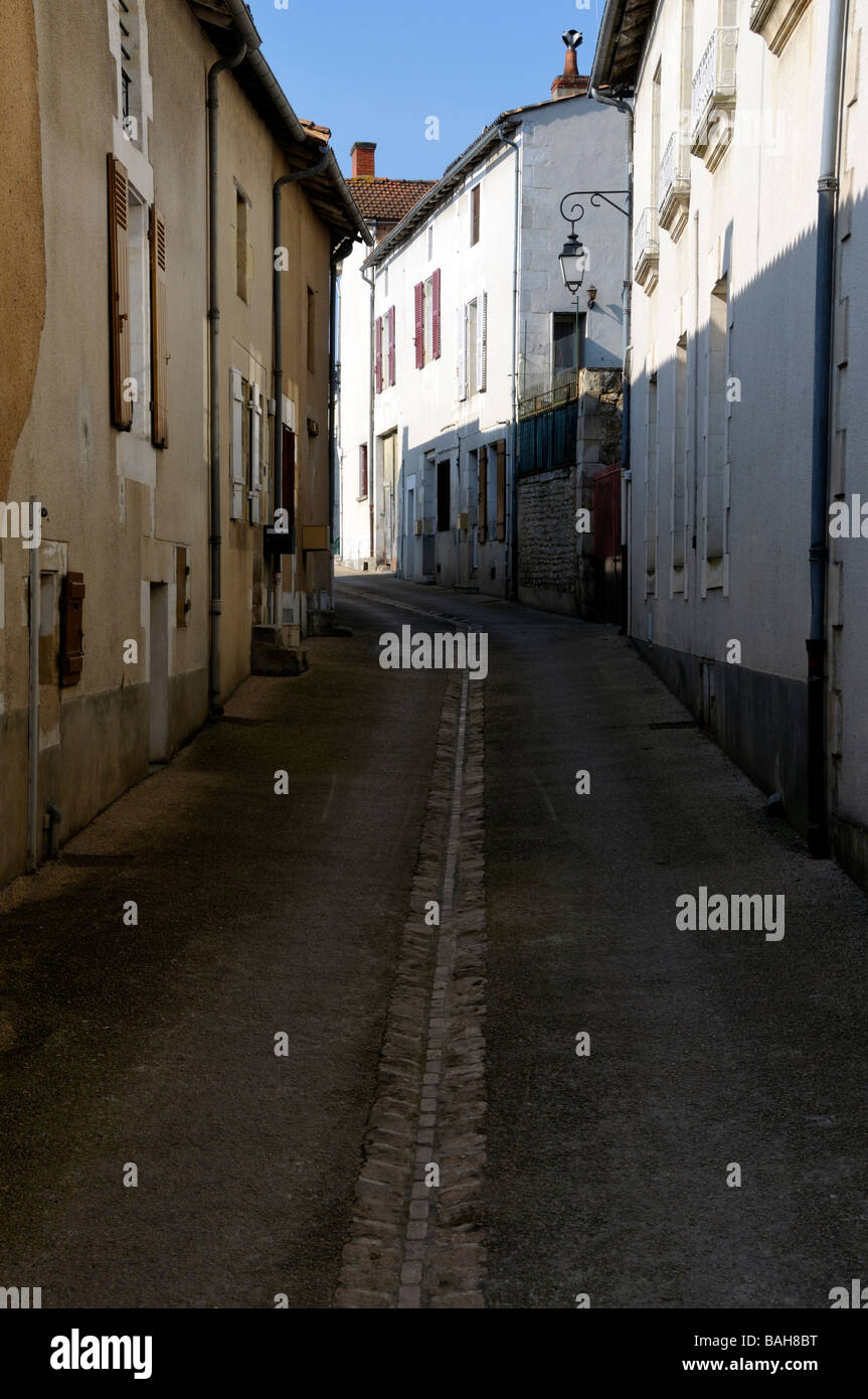 Stock Foto di un tipico villaggio francese strada laterale la foto è stata scattata in Chasseneuil in Poitou Charente regione della Francia Foto Stock