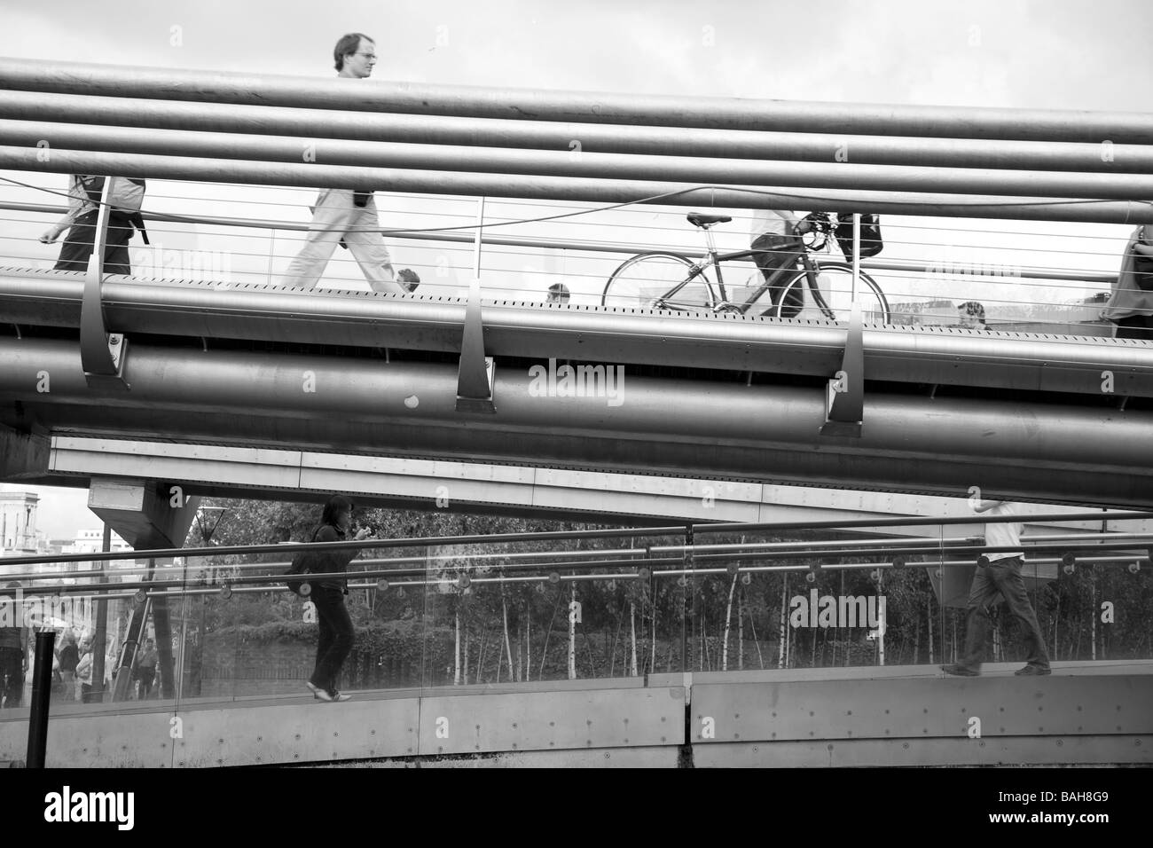 Millennium Bridge, Londra, Regno Unito, Foster e Partner Ove Arup e partner e Sir Anthony Caro, Millennium bridge Foto Stock