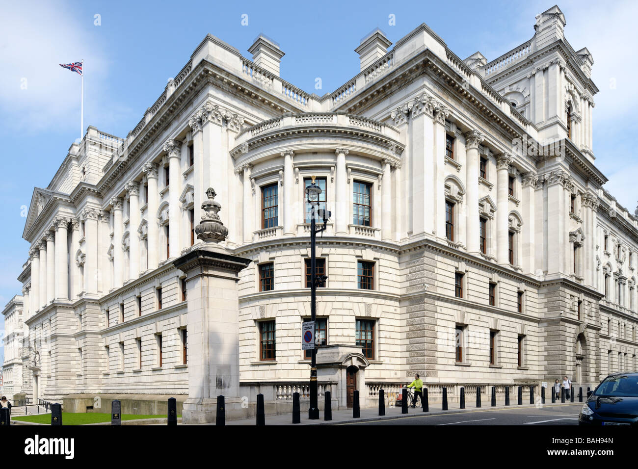 Il suo tesoro Majestys edificio -- gli uffici governativi Great George Street -- Westminster Londra Inghilterra Regno Unito in una giornata di sole Foto Stock