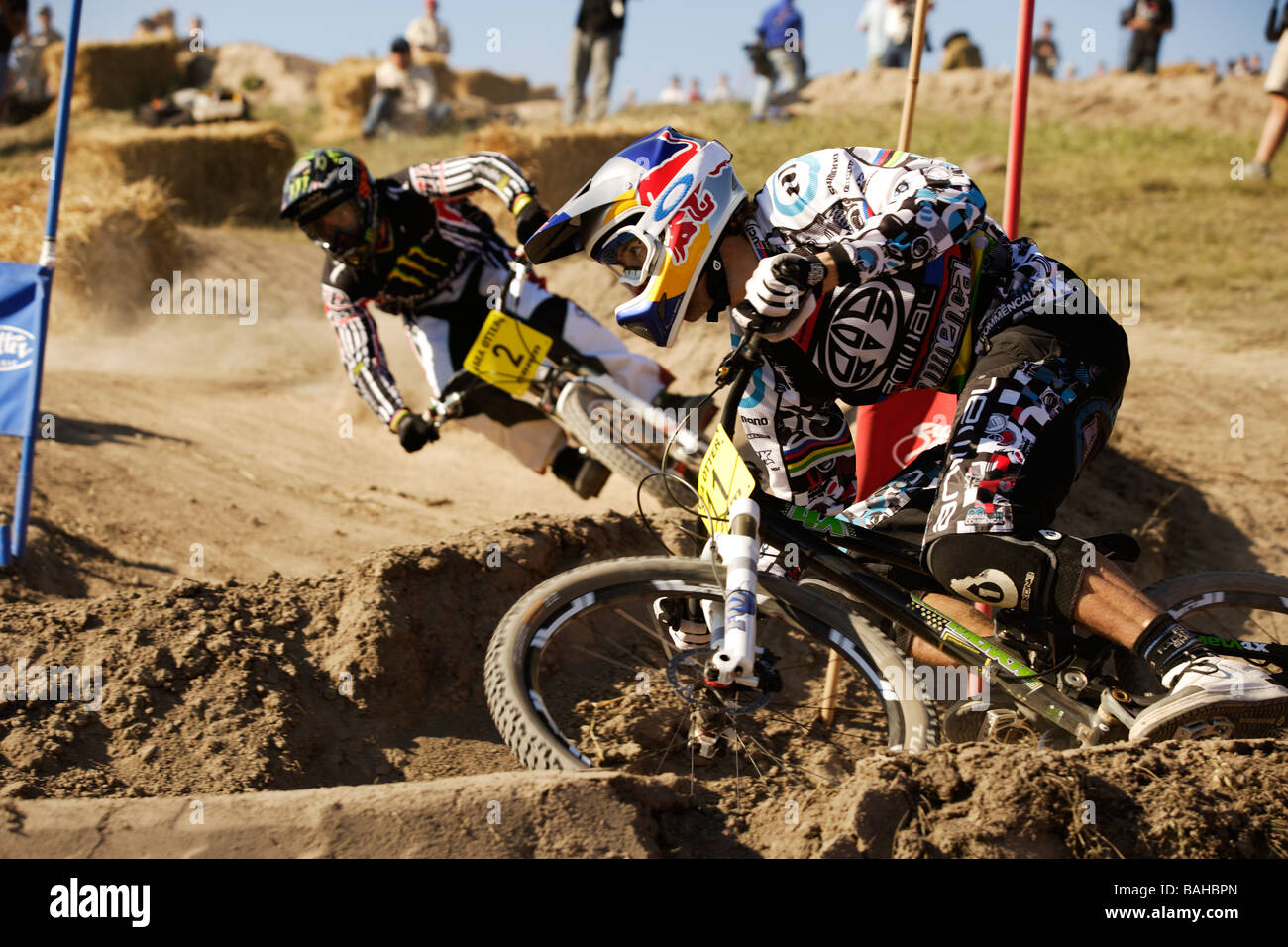 Gee Atherton e Sam Hill racing nella fase finale del Dual Slalom al 2009 Sea Otter Classic, Monterey, California. Foto Stock