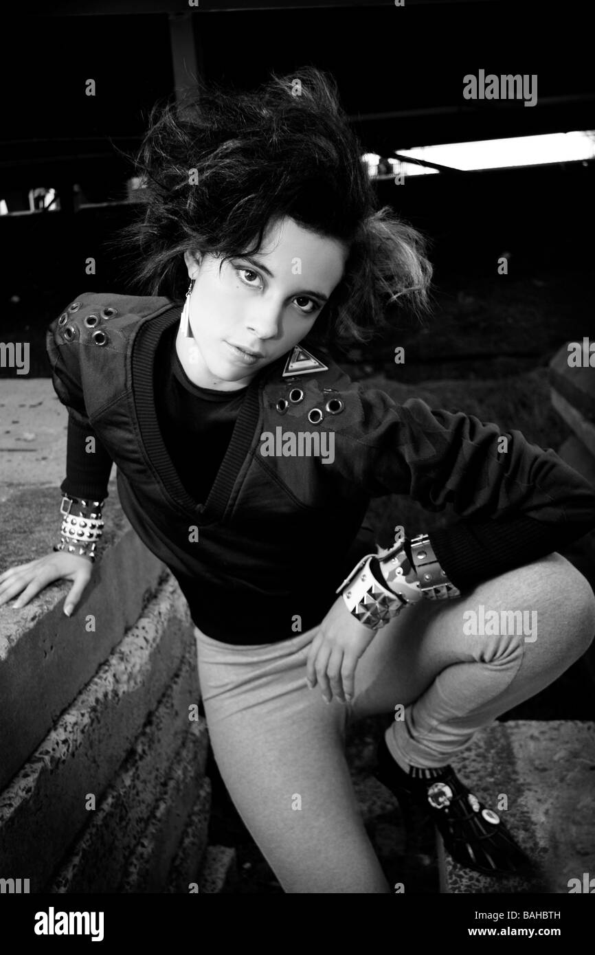 Punk che pongono la donna in un cantiere abbandonato per una moda sparare Foto Stock
