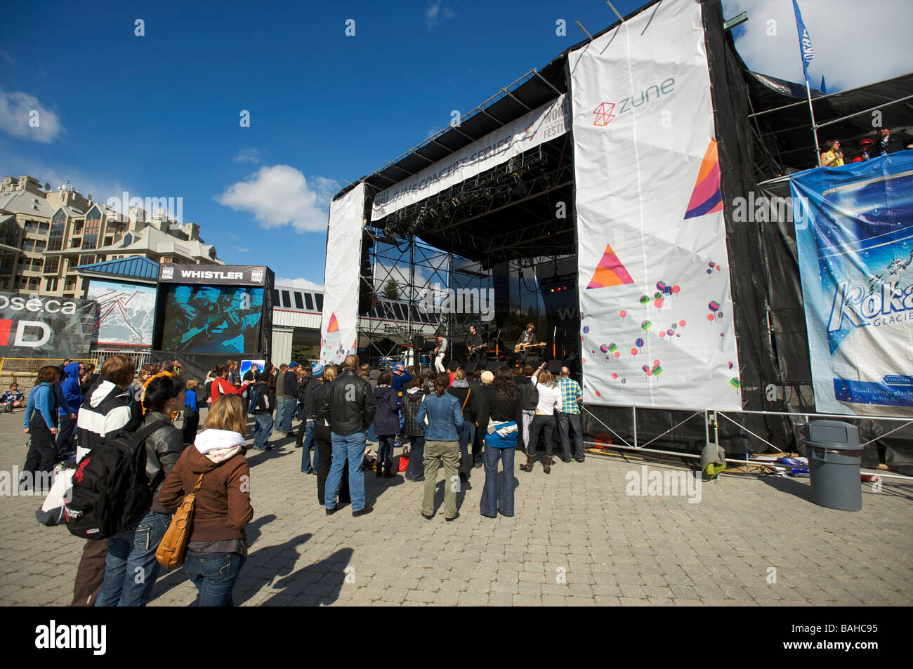 Gli alambicchi giocare nel villaggio di Whistler durante l annuale Whistler Sci e Snowboard WSSF Festival Foto Stock