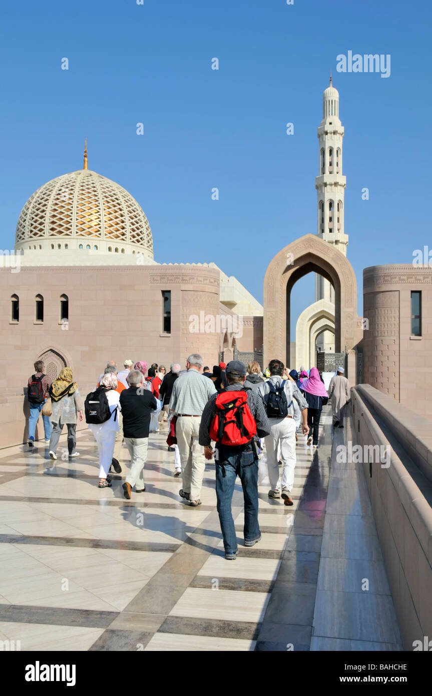 Il Muscat Oman turisti in gita in autobus dalla nave da crociera entrata in avvicinamento alla Grande Moschea Foto Stock