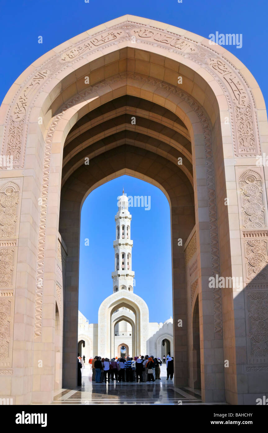 Il Muscat Oman turisti in gita in autobus dalla nave da crociera su di una visita guidata della Grande Moschea Foto Stock