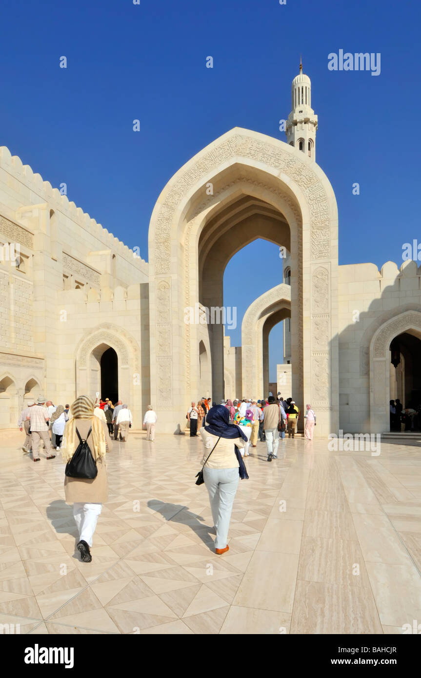 Il Muscat Oman turisti in gita in autobus dalla nave da crociera su di una visita guidata della Grande Moschea Foto Stock