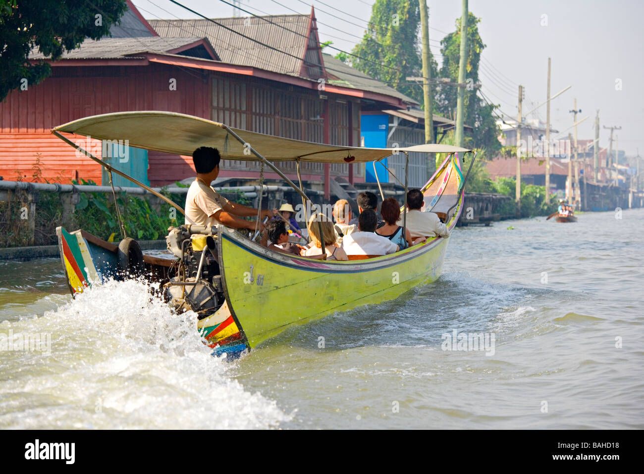 Lunga barca turistica che mostra i canali e fiumi di Bangkok in Thailandia Foto Stock