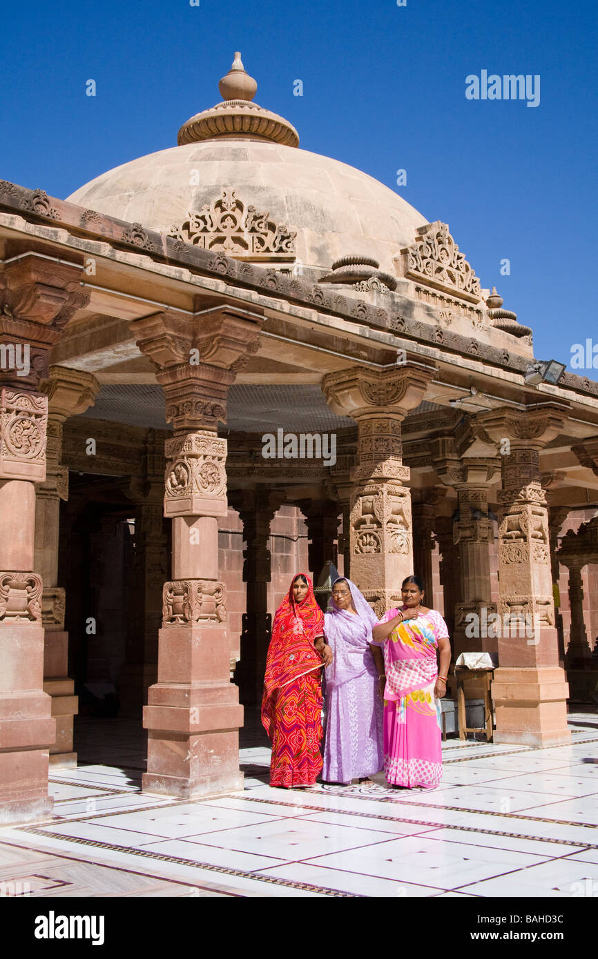 Le persone che visitano Mahavira tempio Jain, Osian, vicino a Jodhpur, Rajasthan, India Foto Stock