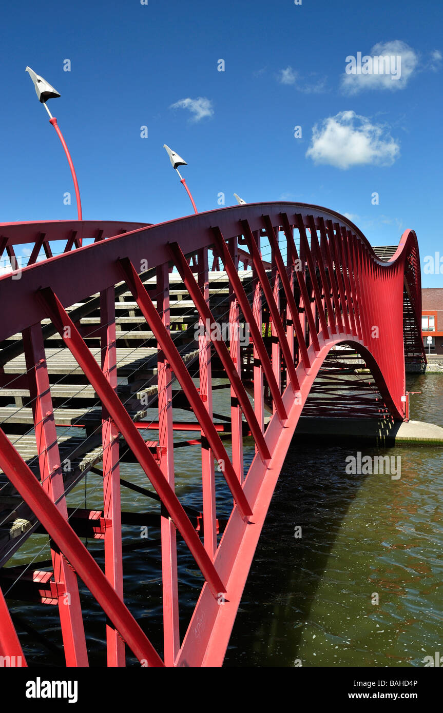 Ponte pedonale rosso immagini e fotografie stock ad alta risoluzione ...