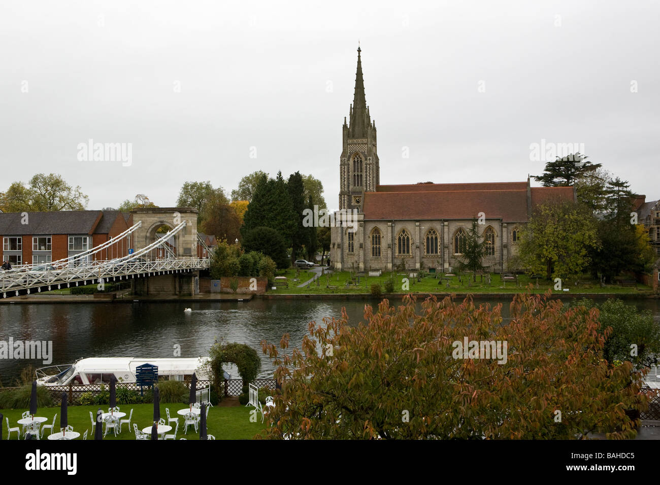 Buckinghamshire, GB vista sul fiume Tamigi di Marlow Bridge e Chiesa di Tutti i Santi Foto Stock