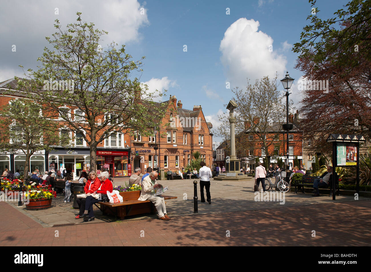 Nantwich town center con il memoriale di guerra Foto Stock