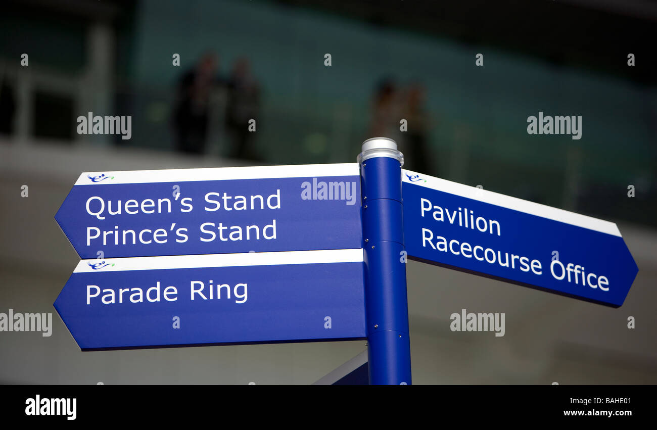 Direzione segno posto per la regina dello stand e il Pavillion presso la Epsom giù la gara in corso nel Surrey in Inghilterra Foto Stock