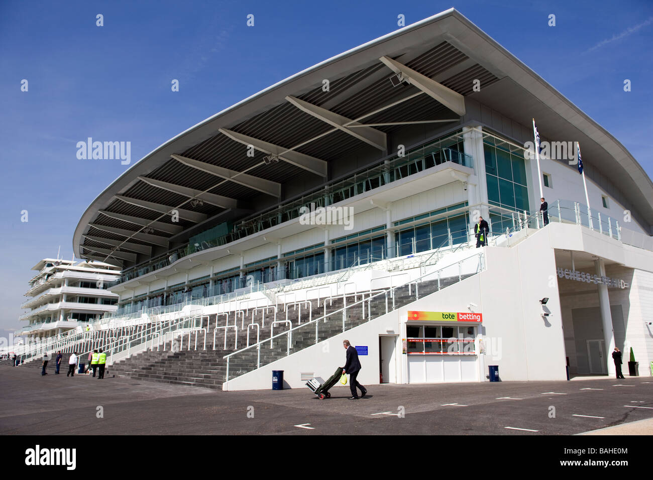 La nuova Duchessa di stand presso la Epsom giù la gara in corso nel Surrey prima di una riunione Foto Stock