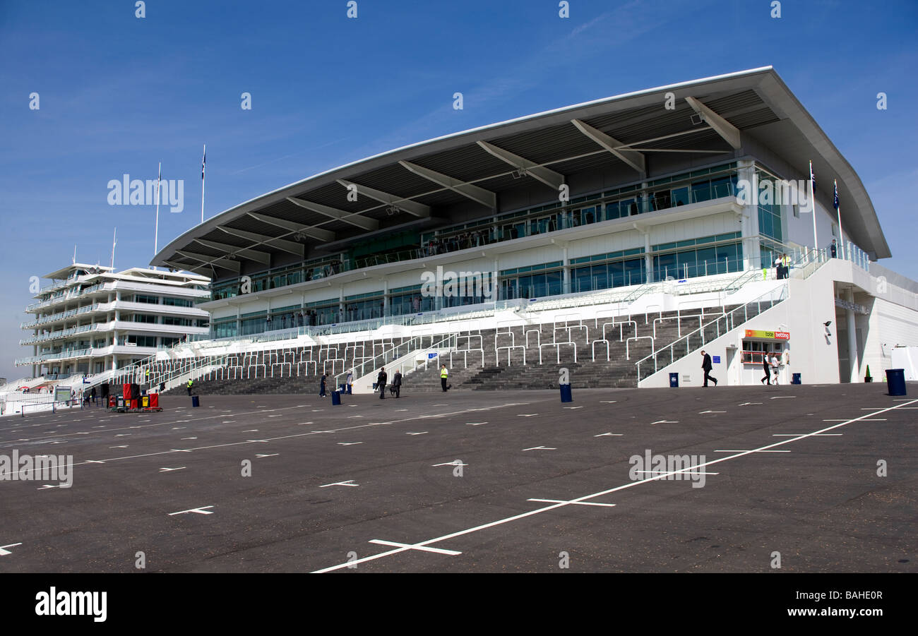La nuova Duchessa di stand presso la Epsom giù la gara in corso nel Surrey prima di una riunione Foto Stock