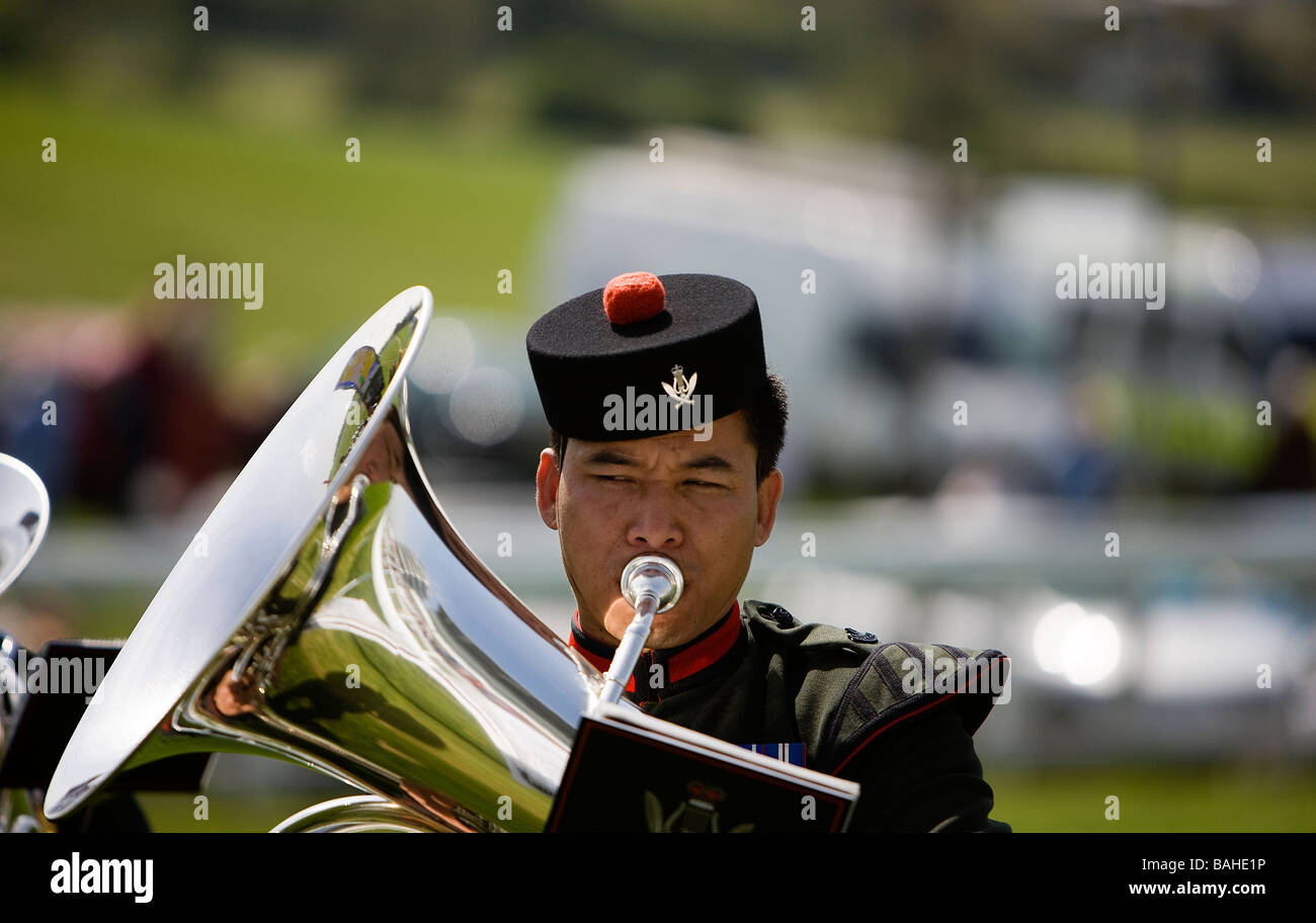 Un musicista in ottone del Gurkha Regimental banda militare giocando a Epsom giù la gara in corso Foto Stock