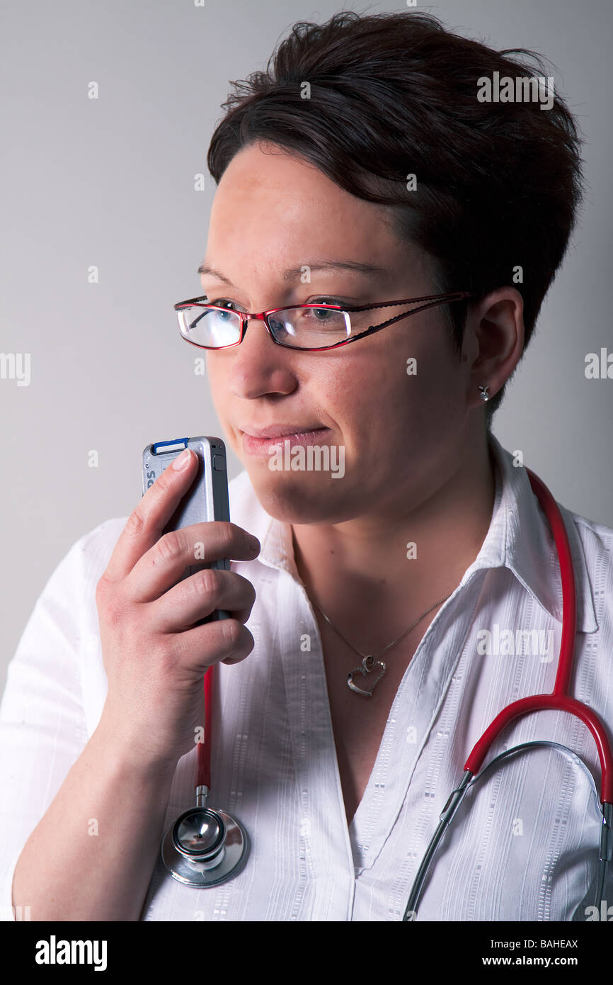 La donna a dettare in un mobile di dettatura digitale dispositivo per il riconoscimento vocale. Applicabile ai medici o situazioni di IT Foto Stock