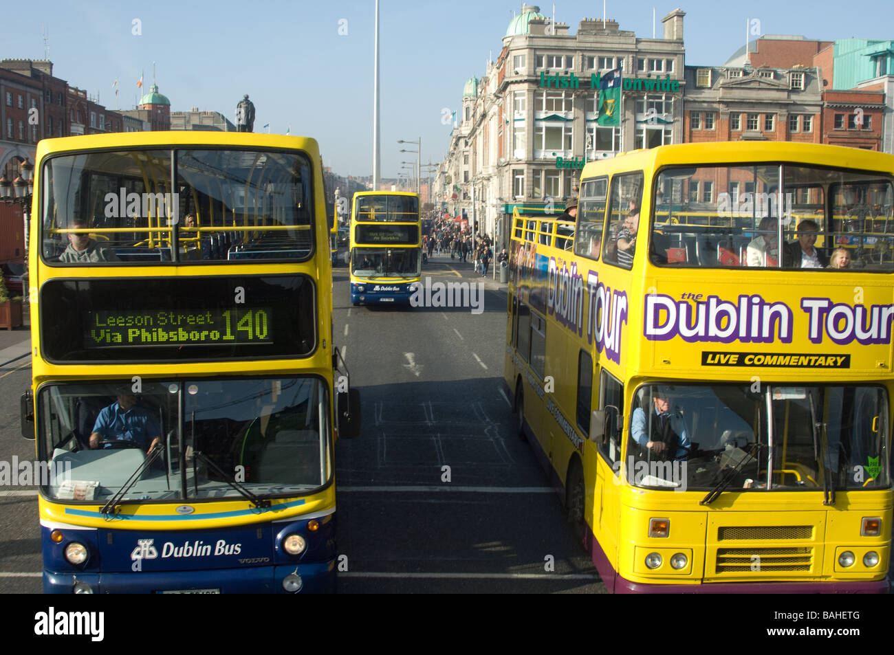 Giallo, Dublin Bus turistici sulla parte inferiore O'Connell Street. Foto Stock
