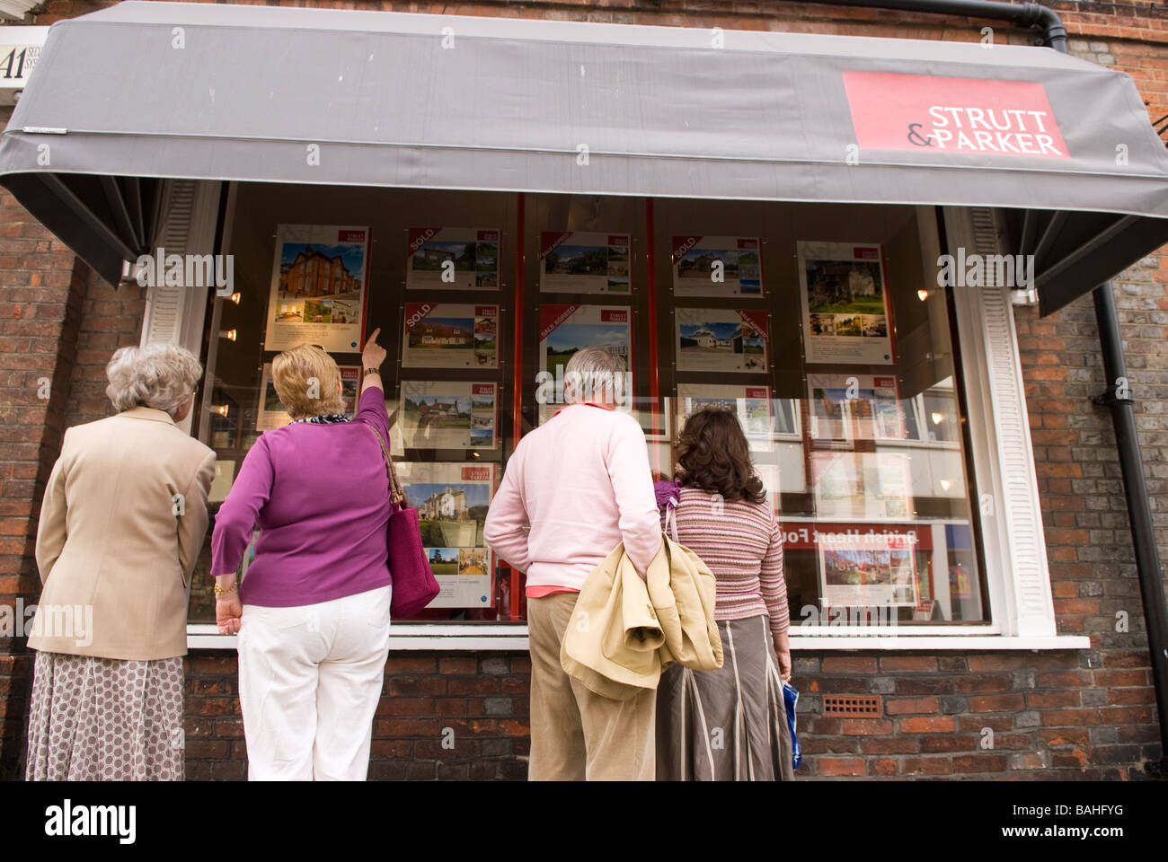 Navigazione persone agenti immobiliari la finestra di visualizzazione, Chichester, SUSSEX REGNO UNITO Foto Stock