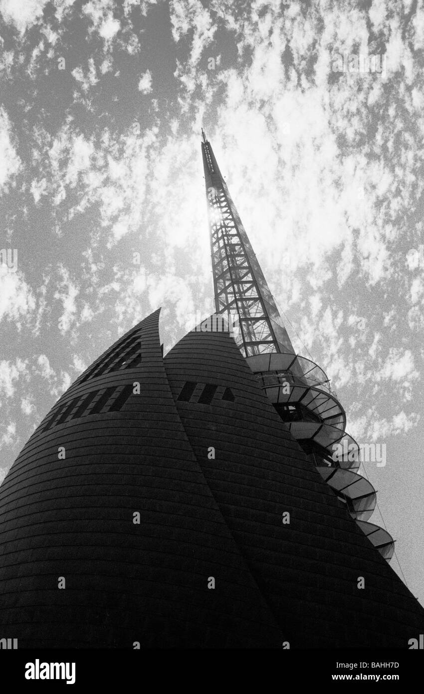 Mono silhouette del campanile di Swan nel centro di Perth, vicino al fiume Swan, WA, Australia presi in gennaio, 2008. Foto Stock