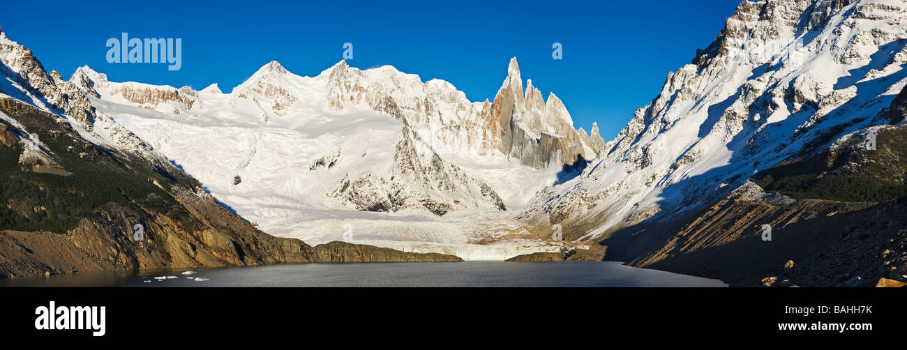 Il Cerro Torre montagna del massiccio con il lago glaciale in primo piano parco nazionale Los Glaciares Cordigliera delle Ande Argentina Foto Stock