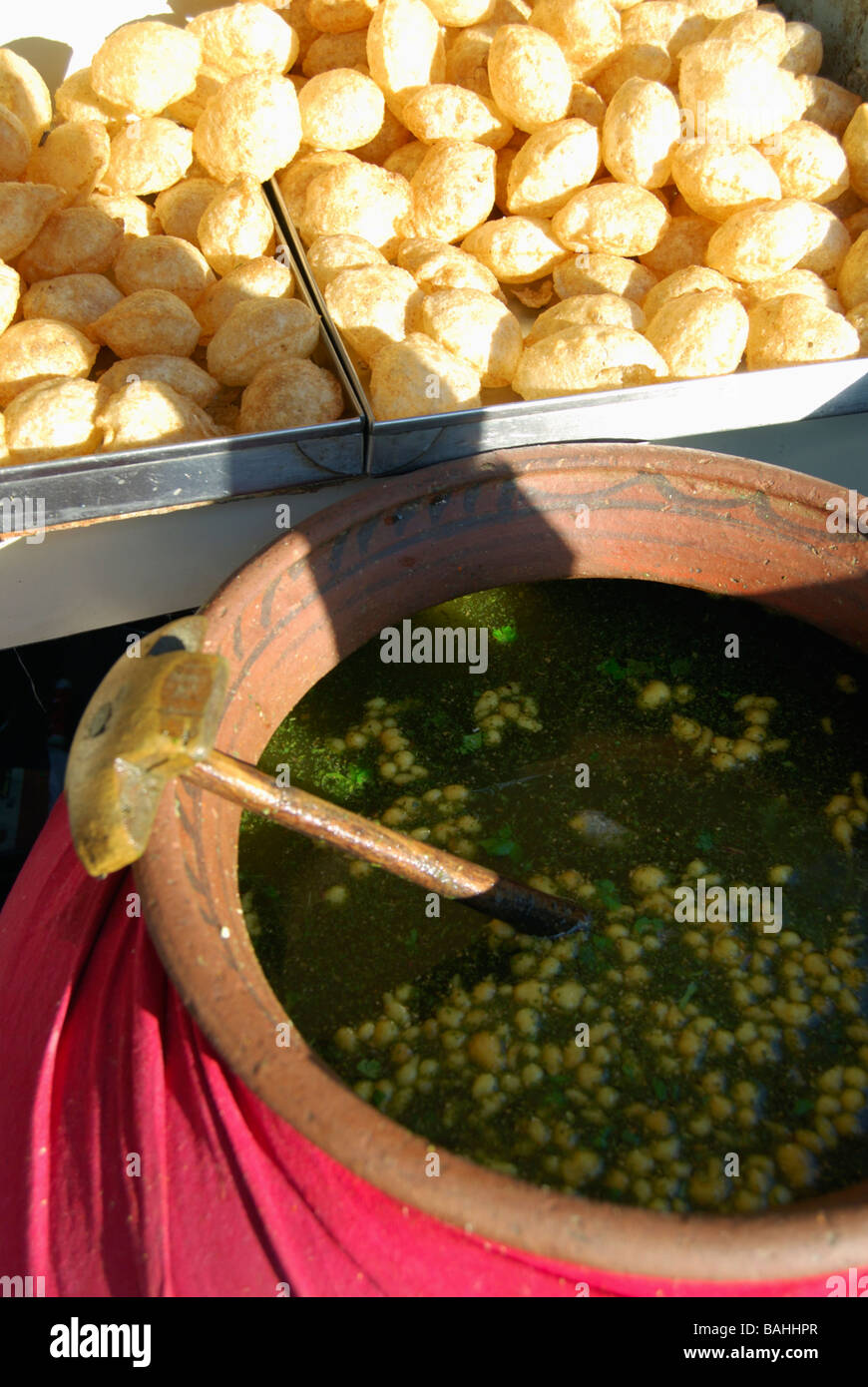 Panipuri è una cava, gonfio, impasto rotondo con un guscio croccante ed è una strada popolare snack in India Foto Stock