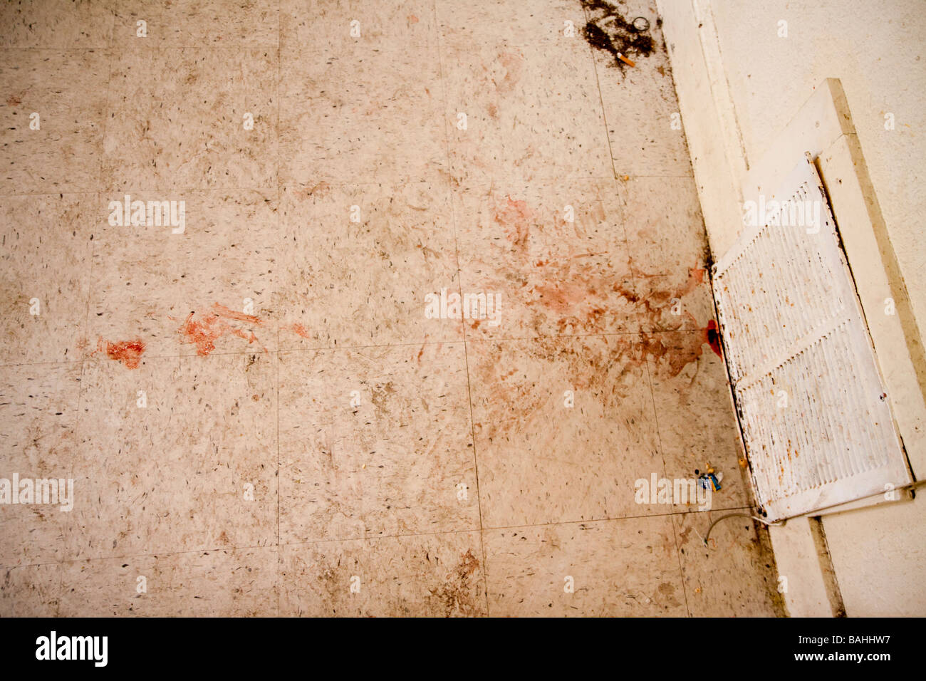 Spruzzi di sangue, il pavimento sporco, sporco, narcotici, eroina, a compierli, utente, junkie, Foto Stock