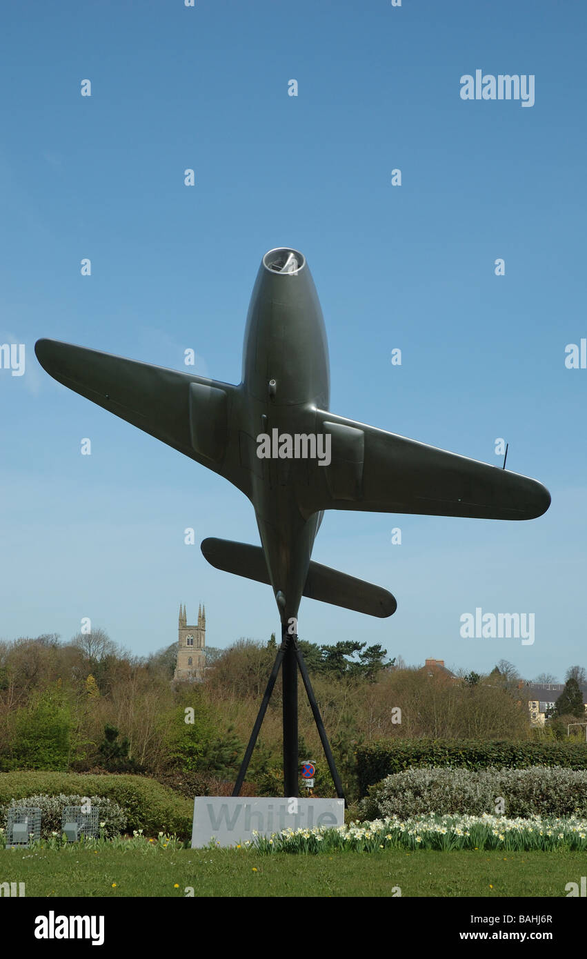 Un modello di Britains prima di velivoli a getto si erge come un monumento a Sir Frank Whittle, Lutterworth Leicestershire, England, Regno Unito Foto Stock