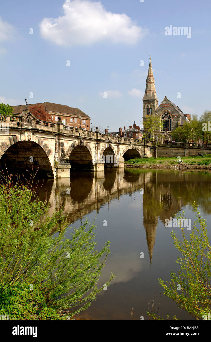 Ponte di inglese e il fiume Severn, Shrewsbury, Shropshire, Inghilterra, Regno Unito Foto Stock
