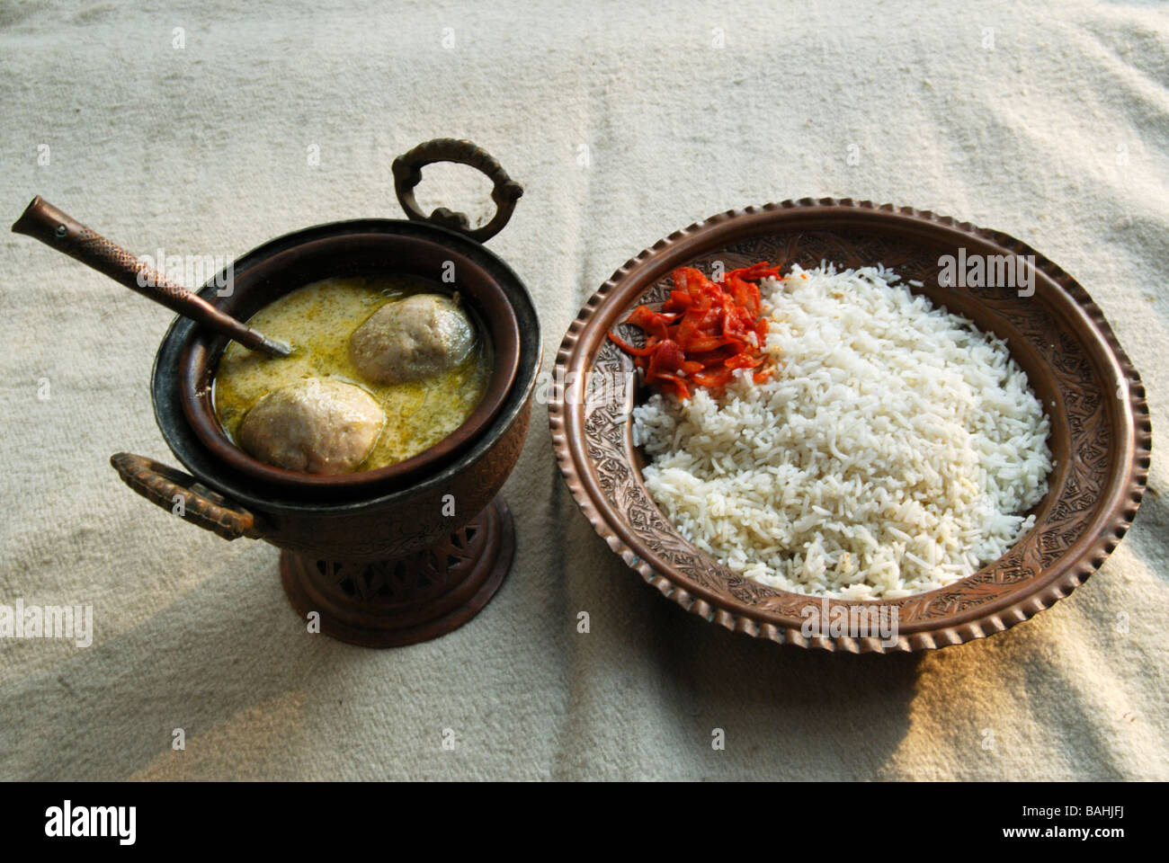 Gushtaba polpette di carne è un piatto del Kashmir fatta di con carni di montone tritata a spezie e sharped in sfere e cotto con salsa di yogurt Foto Stock