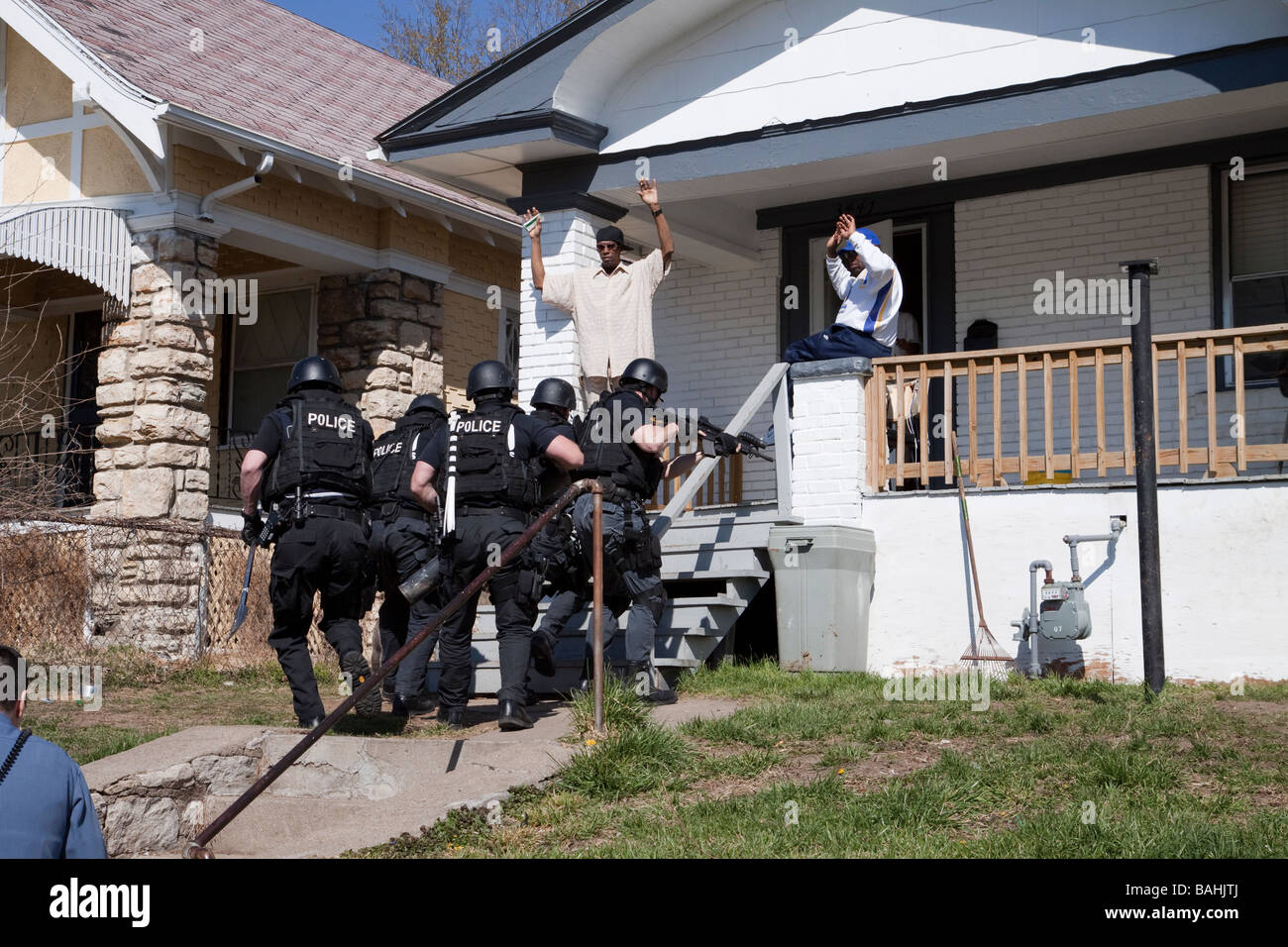 La polizia tattiche di squadra che serve un elevato rischio connesse con la droga un mandato di perquisizione in Kansas City, MO. Street Unità narcotici/TAC SWAT. Foto Stock