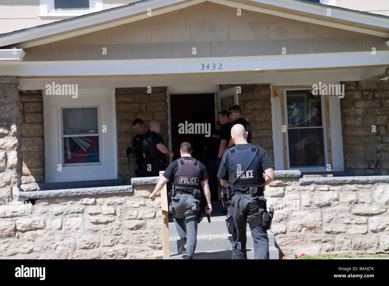 La polizia tattiche di squadra che serve un elevato rischio connesse con la droga un mandato di perquisizione in Kansas City, MO. Street Unità narcotici/TAC SWAT. Foto Stock