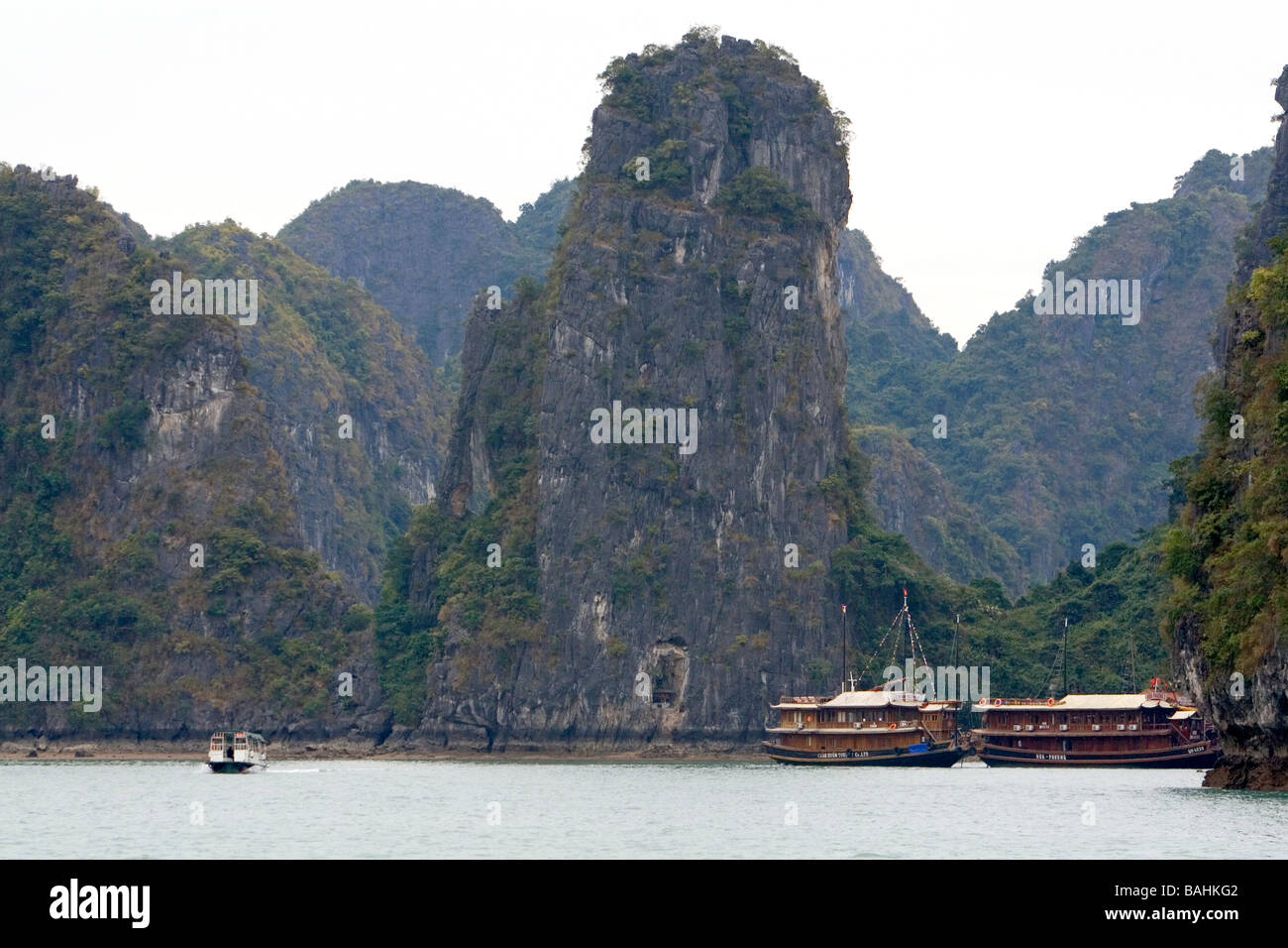 Vedute panoramiche di isole calcaree e di imbarcazioni nella Baia di Ha Long Vietnam Foto Stock