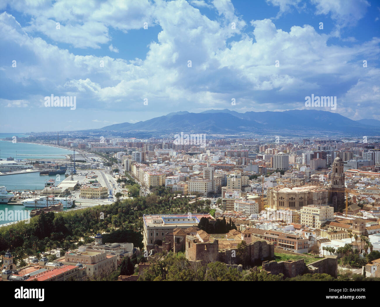 Cattedrale di Malaga, il lungomare e la città, Andalusia, Spagna Foto Stock