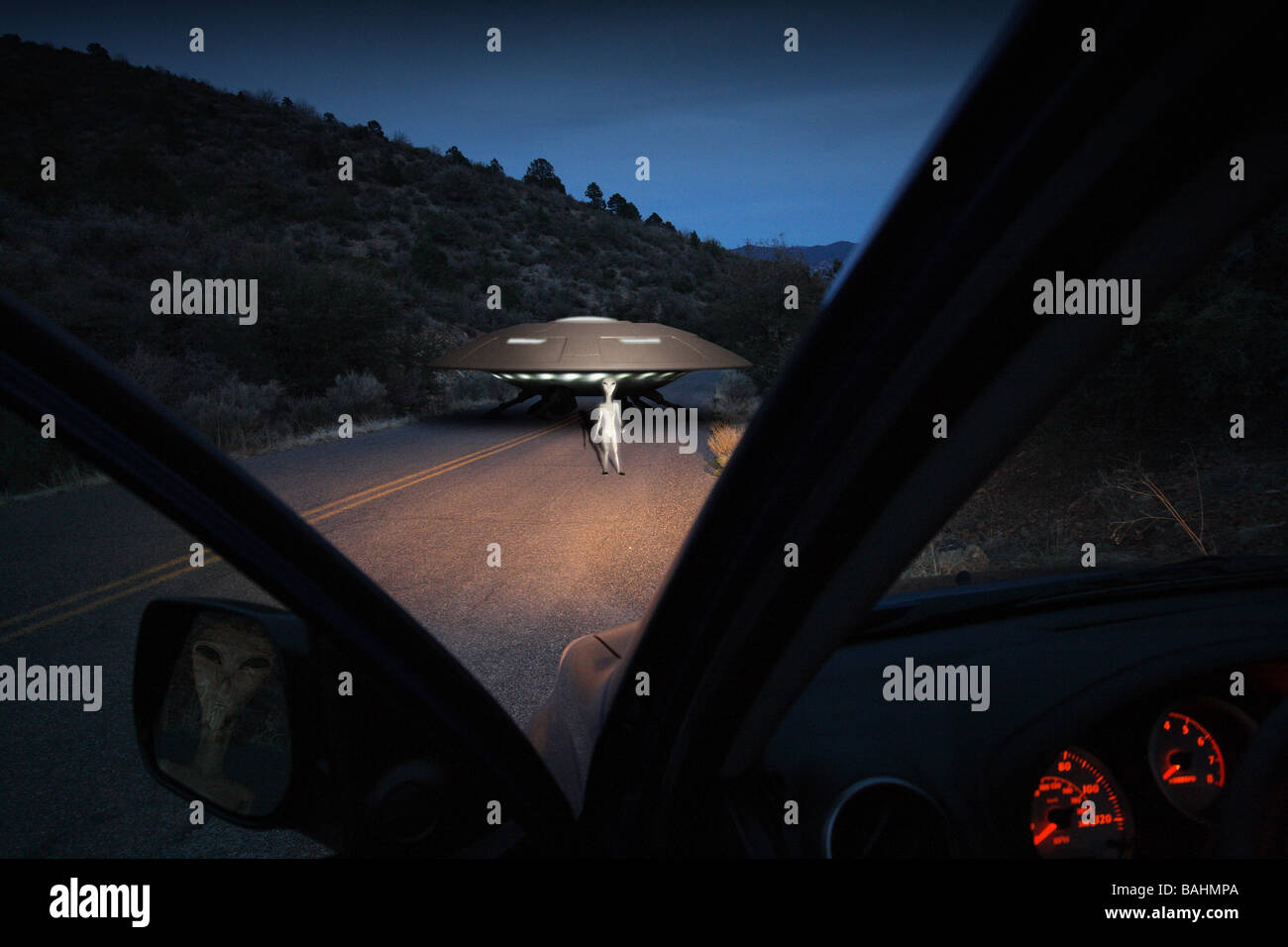 Sbarcati avvistamento UFO con extraterrestri rurale sulla strada sul retro Foto Stock