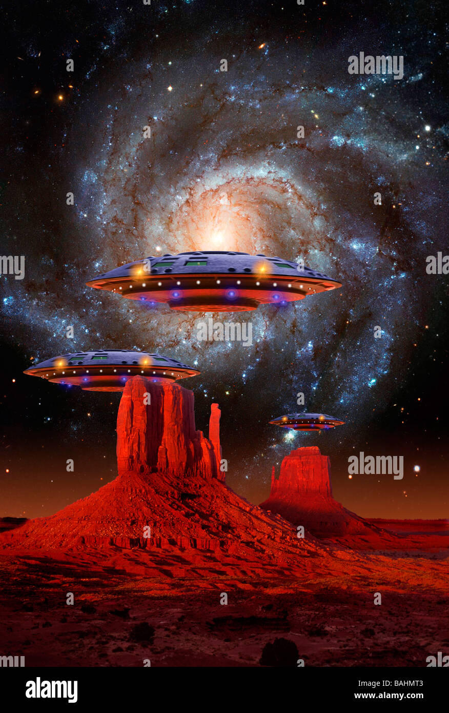 Ufo oltre il deserto della Monument Valley con Galaxy. Foto Stock