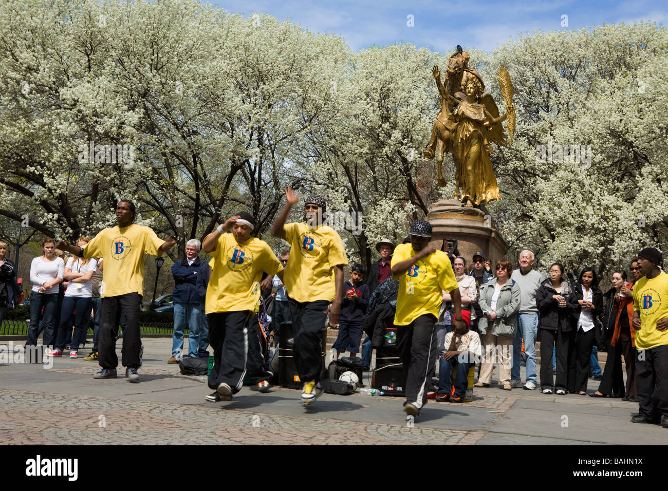 Hip hop dance troupe esecuzione di Central Park di Fifth Avenue di New York City Foto Stock