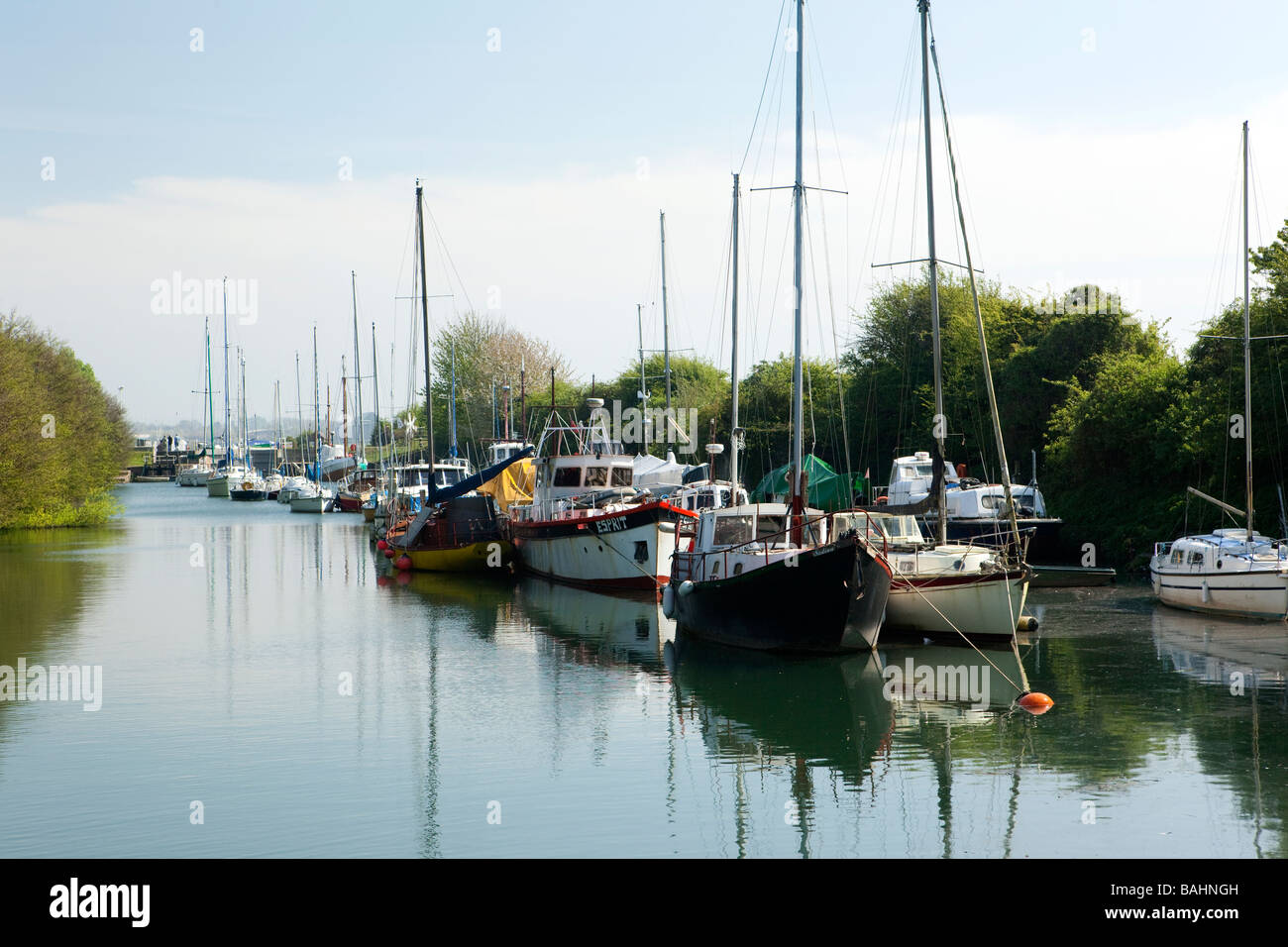 Regno Unito Gloucestershire Lydney Docks barche ormeggiate nel restaurato recentemente fiume Lyd Harbour Foto Stock