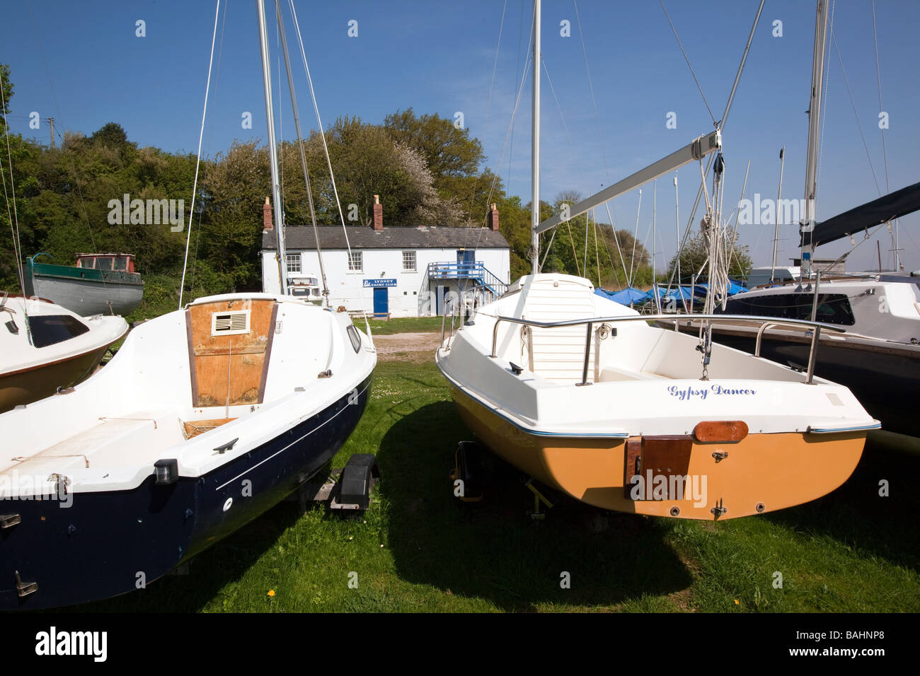 Regno Unito Gloucestershire Lydney Docks imbarcazioni da diporto su rimorchi a Lydney Yacht Club Foto Stock