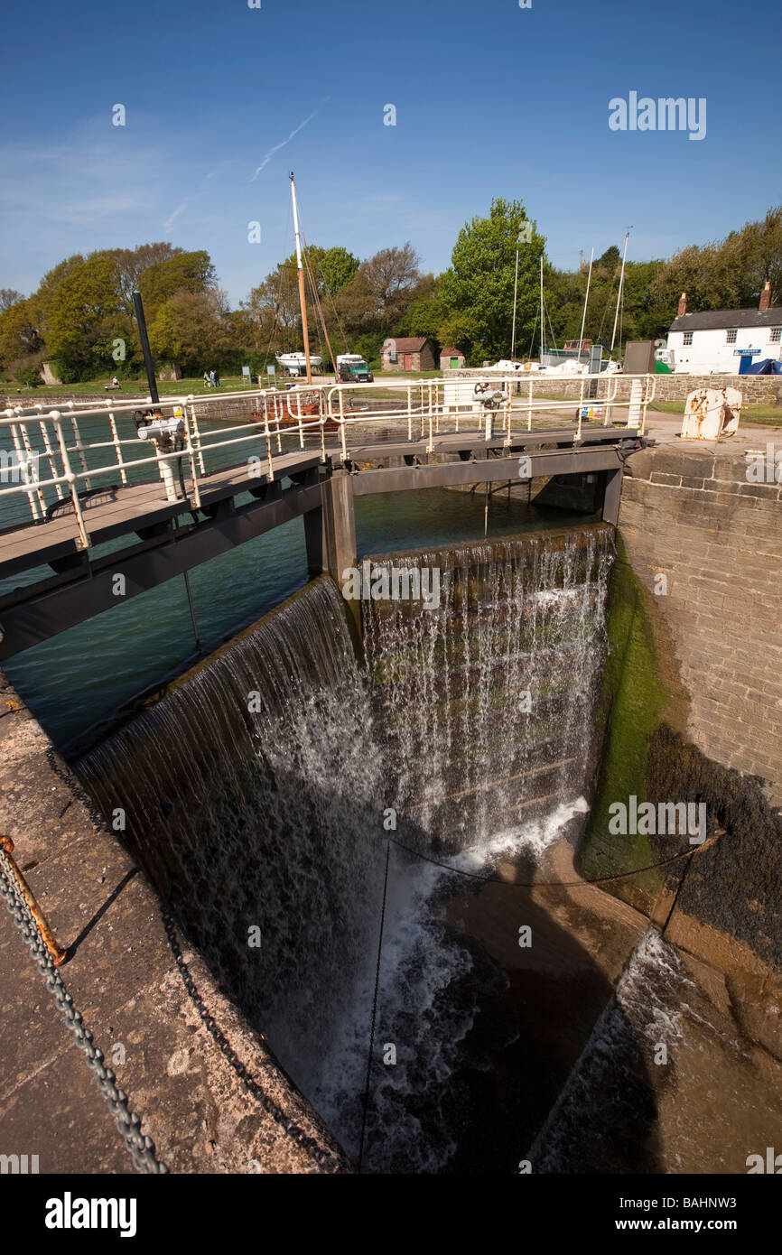 Regno Unito Gloucestershire Lydney Docks porto fiume Lyd cancelli di blocco per mondi secondo più grande marea Foto Stock