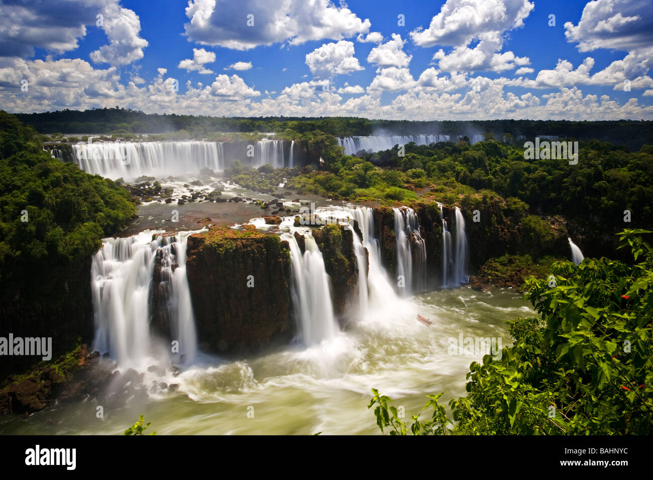La spettacolare Iguassu Falls si trova in Brasile, Argentina e Paraguay in Sud America. Foto Stock