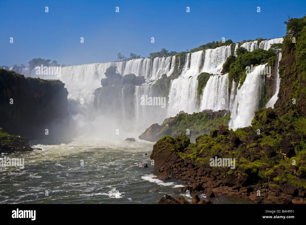La spettacolare Iguassu Falls si trova in Brasile, Argentina e Paraguay in Sud America. Foto Stock