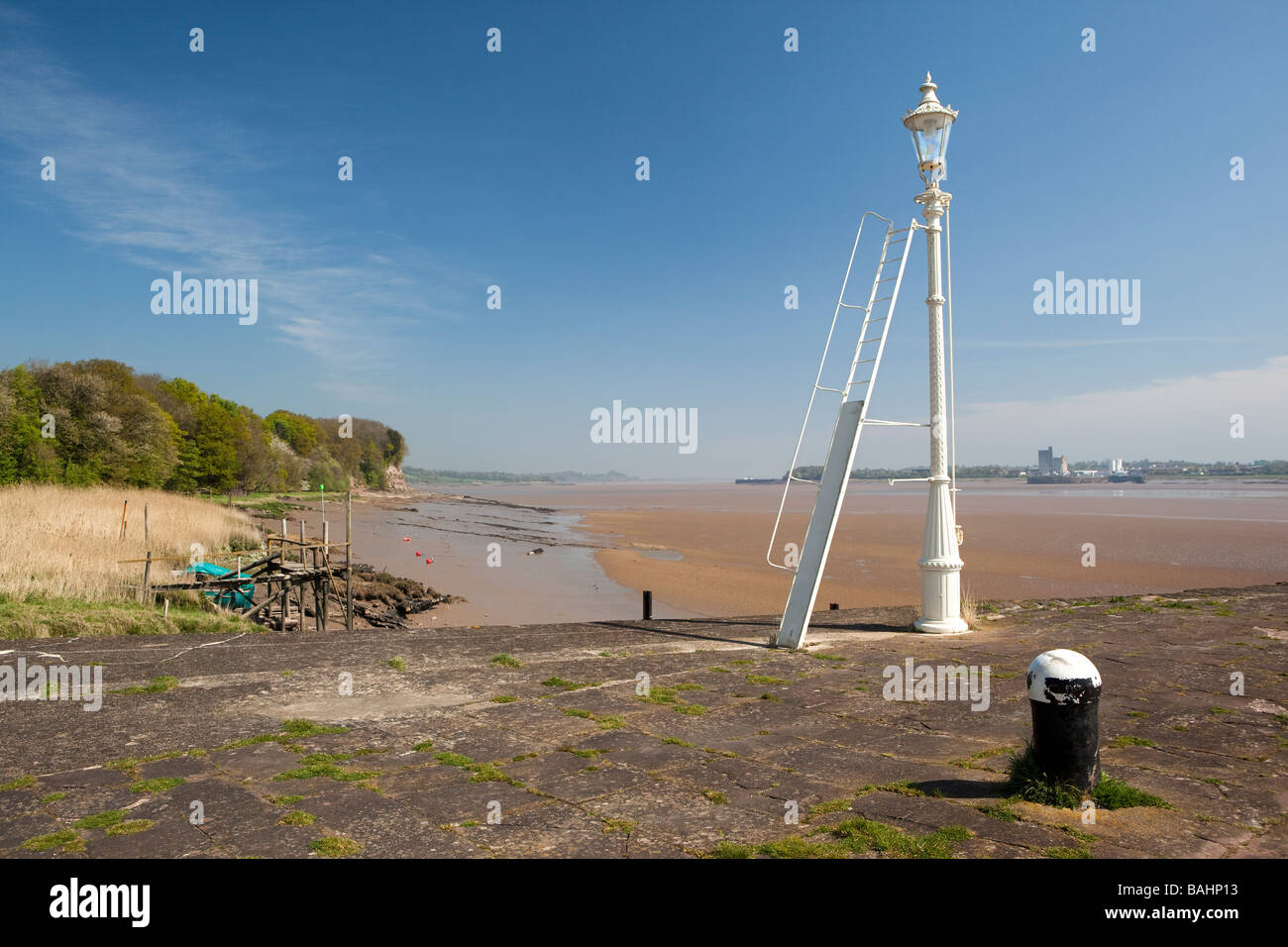Regno Unito Gloucestershire Lydney Docks fiume Severn Quay dipinte di bianco in ghisa luce in banchina Foto Stock