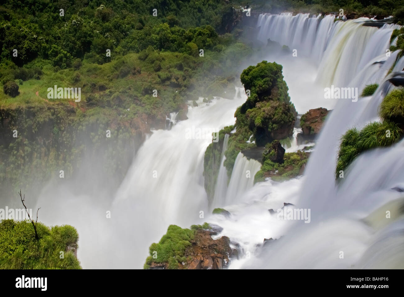 La spettacolare Iguassu Falls si trova in Brasile, Argentina e Paraguay in Sud America. Foto Stock